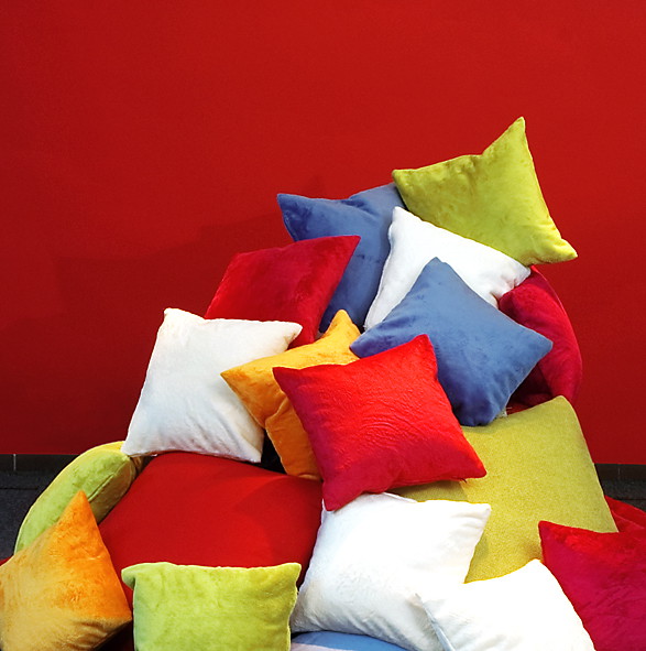 Ob als Kopfst�tze oder als Farbtupfer: Kissen geh�ren in jeden gem�tlichen Wohnbereich. Wir fertigen Kissen in fast jeder Gr��e passend und genau nach Ihren W�nschen.
